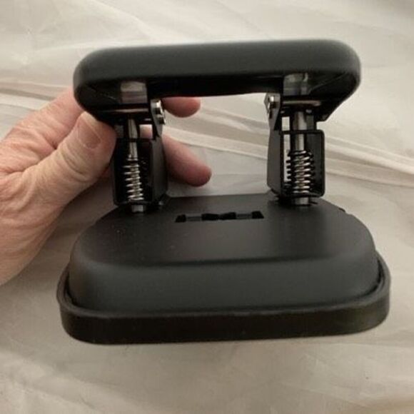 Staples Heavy Duty 2-Hole Punch - Picture 4 of 6